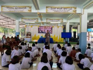 วิทยากรครูตำรวจ D.A.R.E บรรยายให้ความรู้เกี่ยวกับการป้องกันยาเสพติดและอบายมุขในสถานศึกษาฯให้กับนักเรียน ร.ร.บ้านบะ